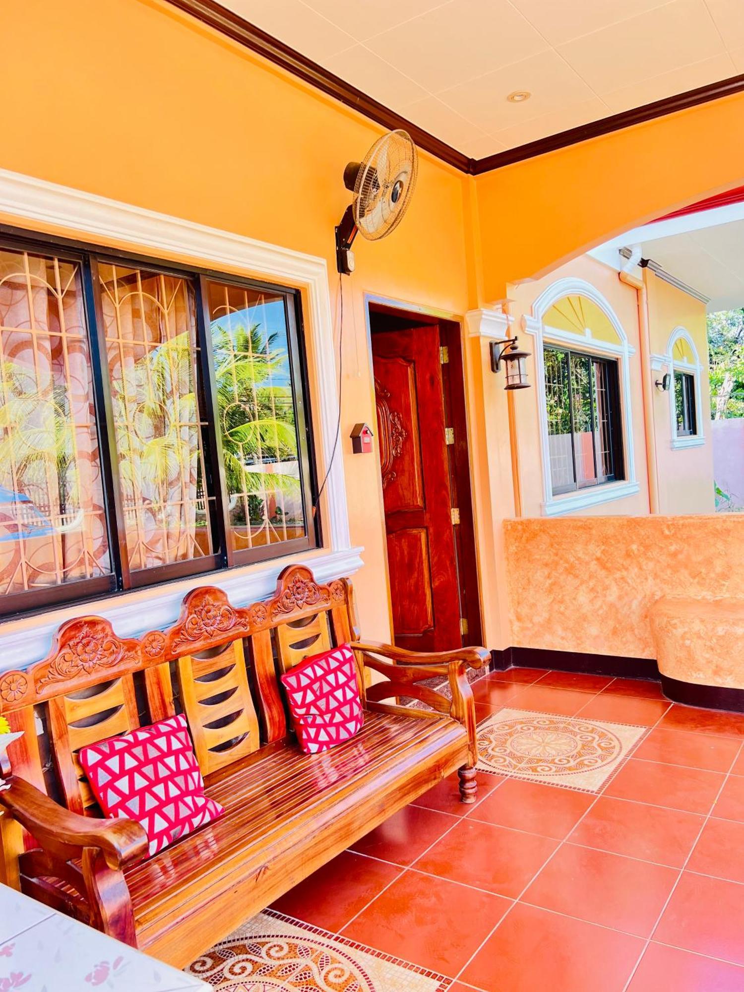 Chateau La Princesa With Cozy Garden & Bar Puerto Princesa Buitenkant foto