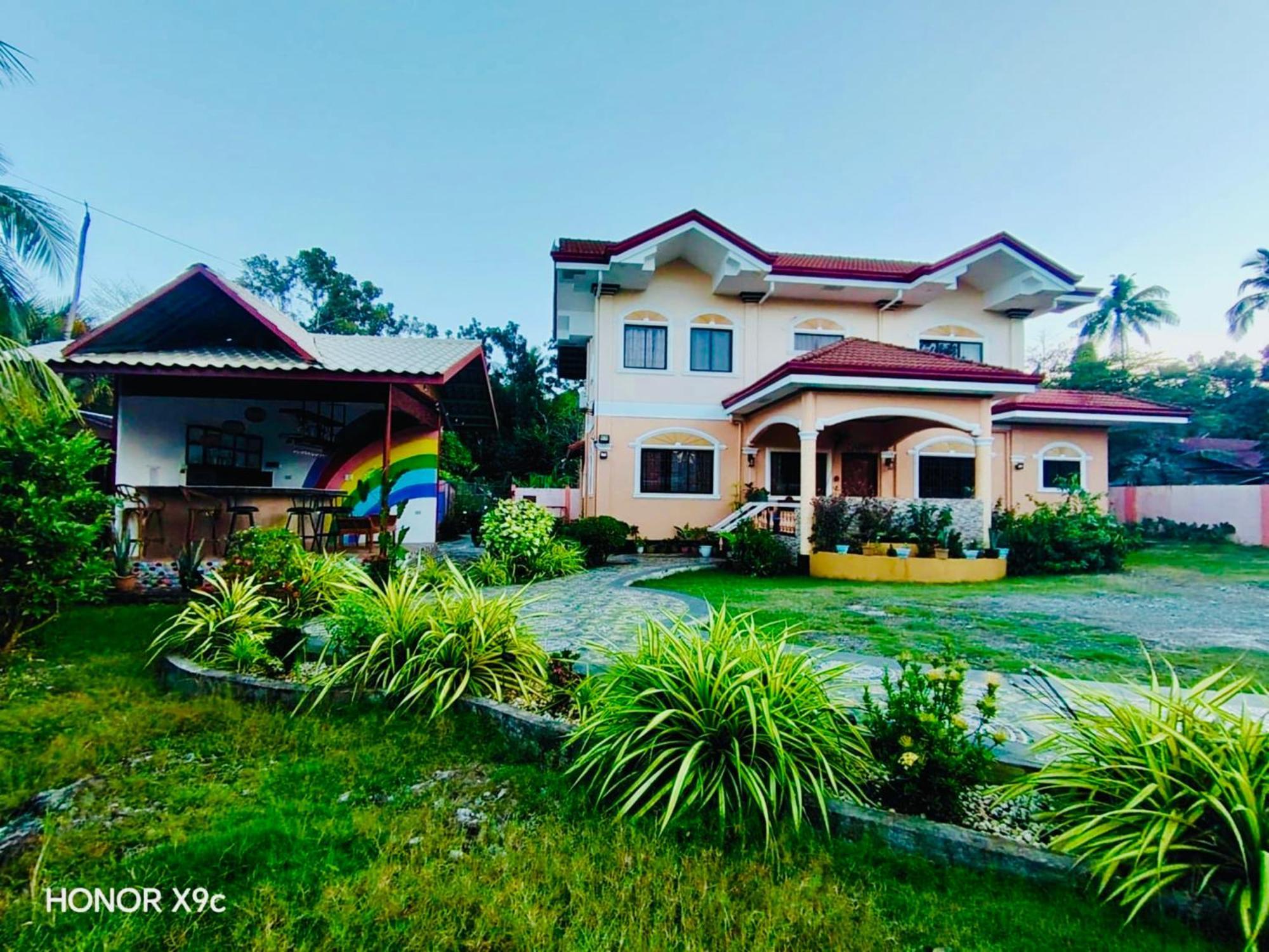 Chateau La Princesa With Cozy Garden & Bar Puerto Princesa Buitenkant foto