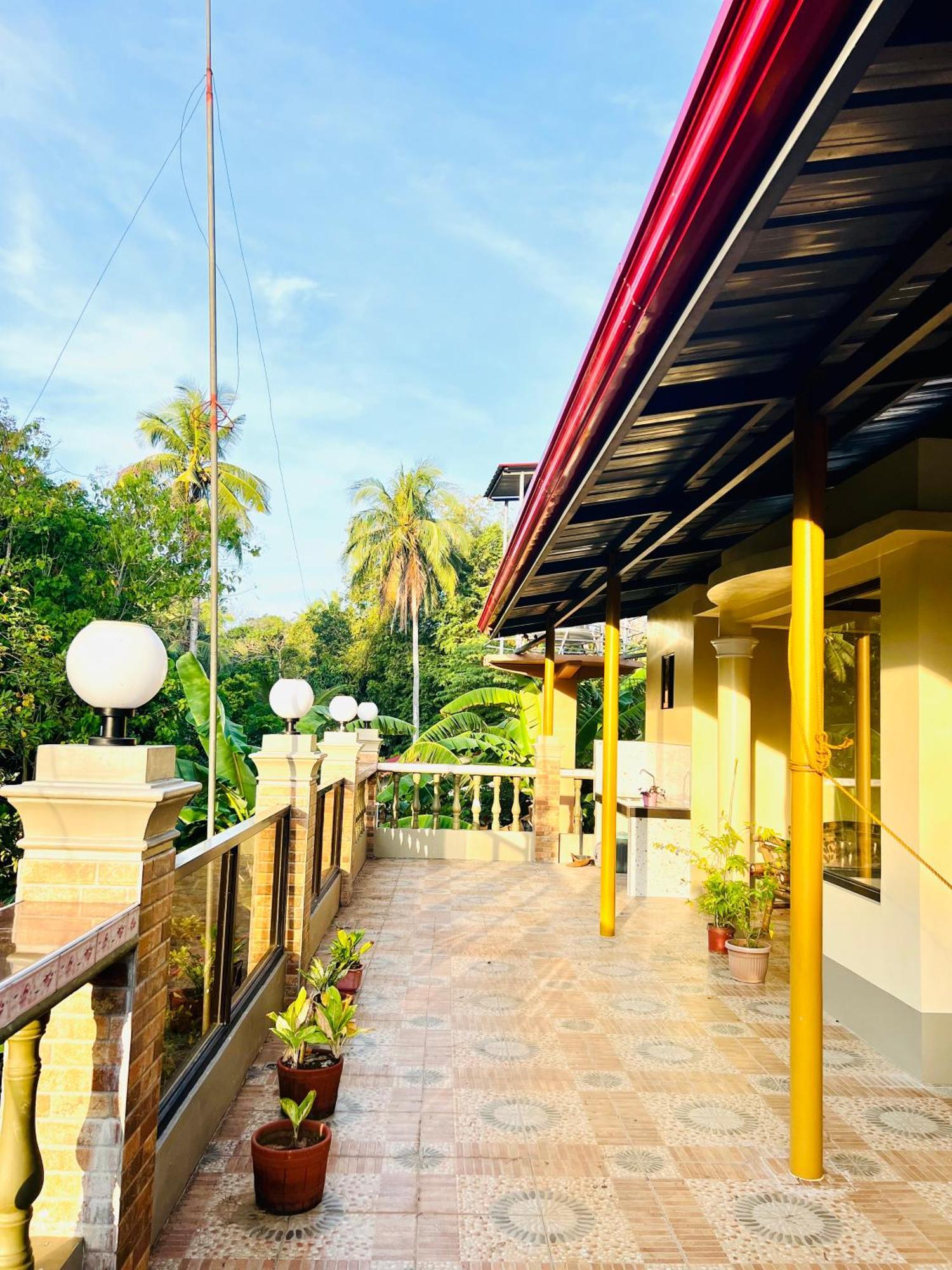 Chateau La Princesa With Cozy Garden & Bar Puerto Princesa Buitenkant foto